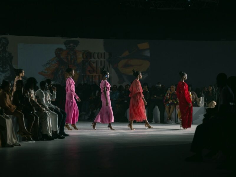 Fashion Weeks: por que quatro semanas de desfiles continuam ditando o consumo da moda global
