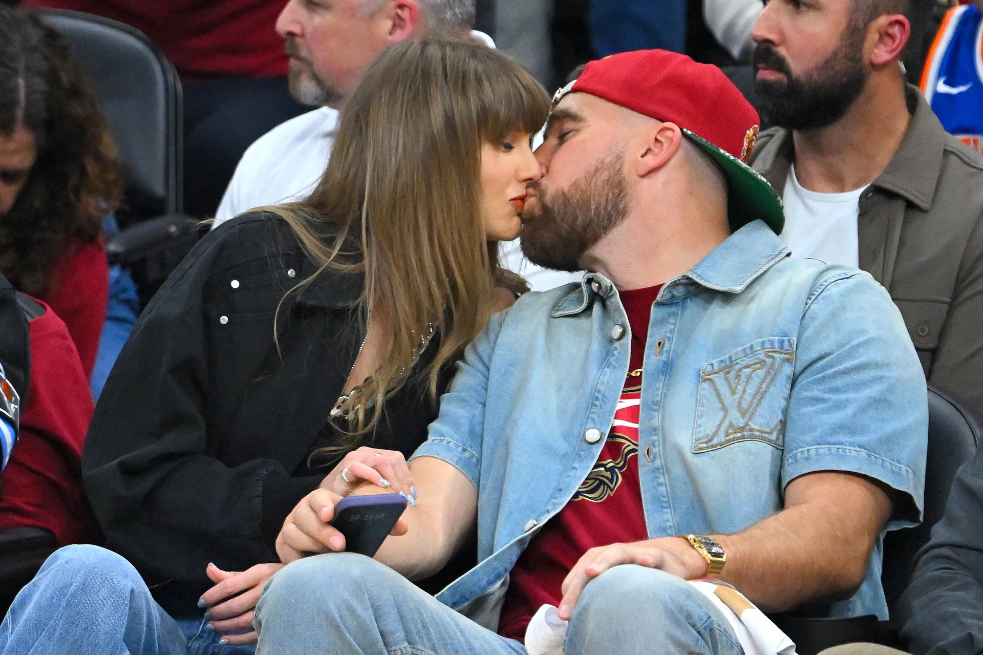Cinco declarações que explicam por que Taylor Swift e Travis Kelce viraram o romance pop da década