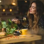 Restaurantes que unem gastronomia, arquitetura e branding: quando a experiência começa antes do primeiro prato